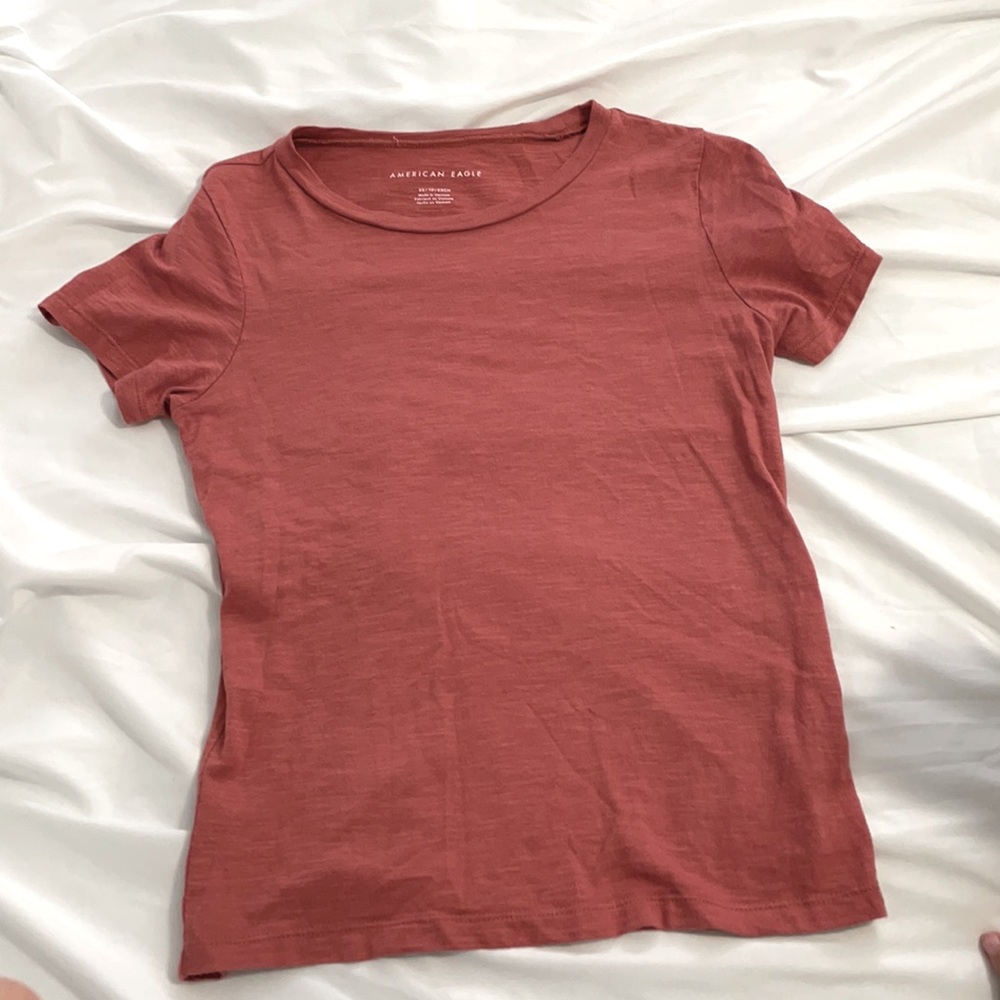 plain peach American Eagle tee